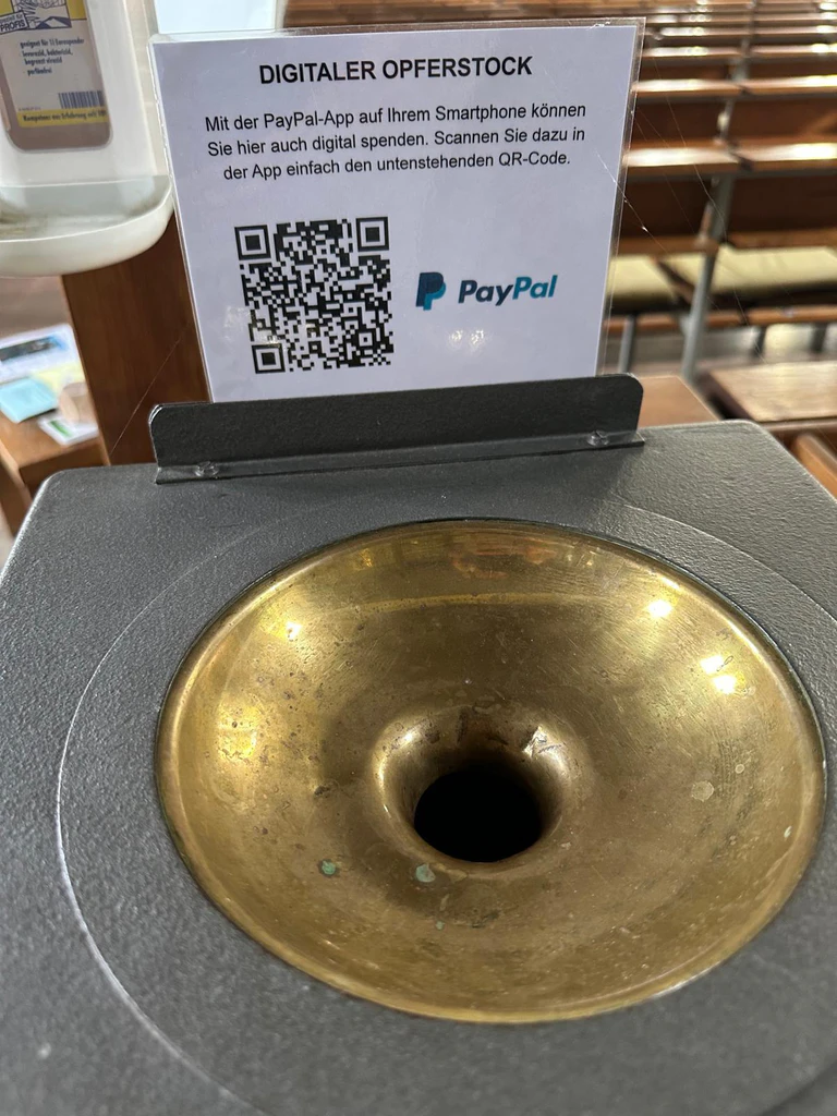 Digitaler Opferstock in Retzbach mit PayPal in der Kirche — © Foto: Gonghörer Jürgen
