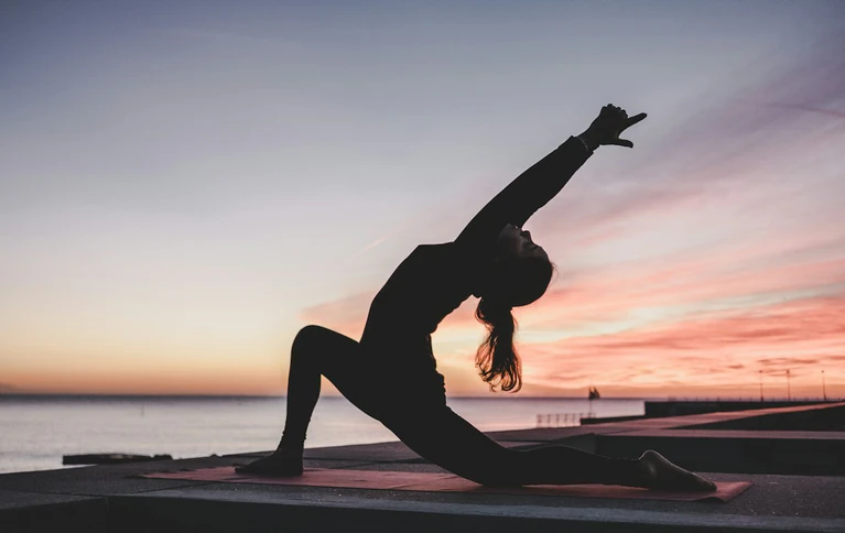 Bewegung statt Schonhaltung: Sanfte Bewegung kann bei Rückenschmerzen im Alltag unterstützen. — © Foto: Unsplash