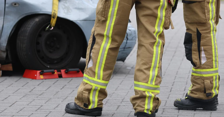 Feuerwehrleute mit Schutzkleidung — © Bild: Ann H auf Pexels.com