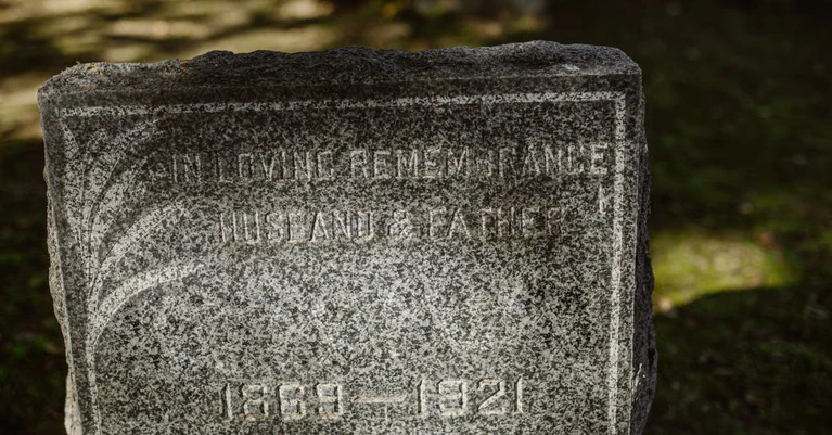 Grabstein mit Inschrift — © Bild: RDNE Stock project auf Pexels