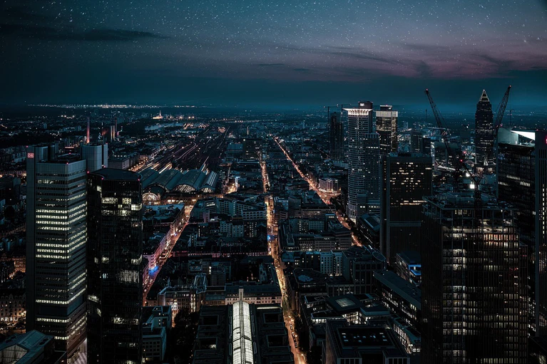 Stadt bei Nacht — © Bild: pixabay.com